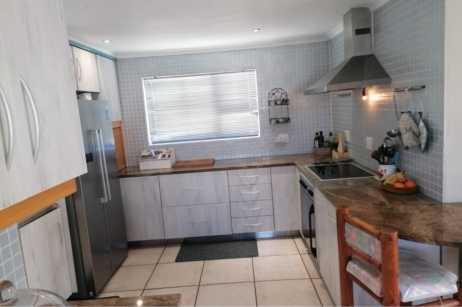 To Let 5 Bedroom Property for Rent in Paradise Beach Western Cape